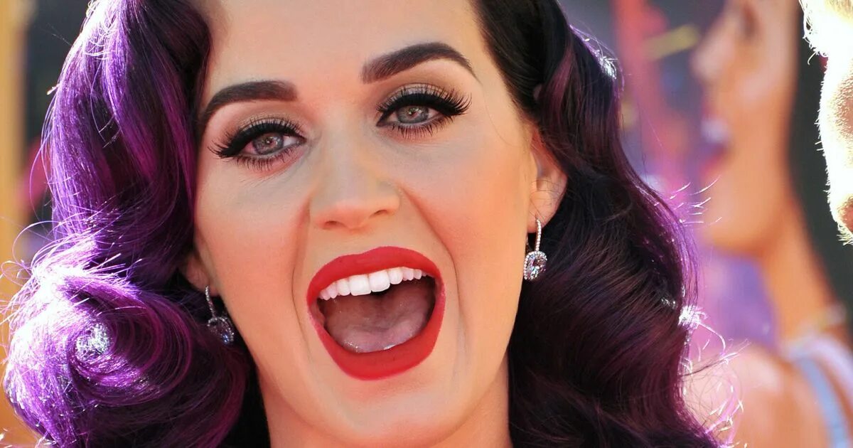 Нарцисс кэти хит. Katy perry dark horse фото. Песни кети. Кэти перри первая песня год. Кэти перри файрворкс.