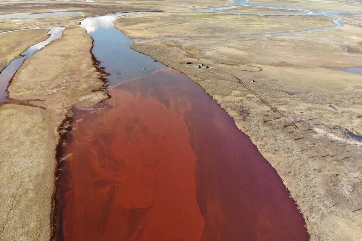 Река топливо. Разлив нефти в норильске 2020. Разлив дизельного топлива в норильске. Разлив нефти в норильске 2020. Разлив топлива в норильске 2020.