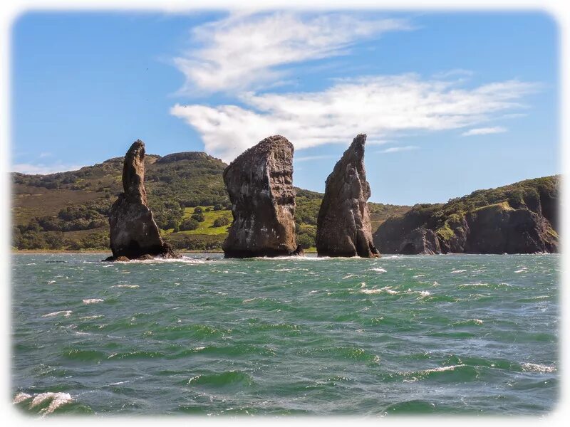 друзья со спины. авачинская бухта три брата на камчатке. скалы три брата сахалин. скалы три брата камчатка. пять три брата.