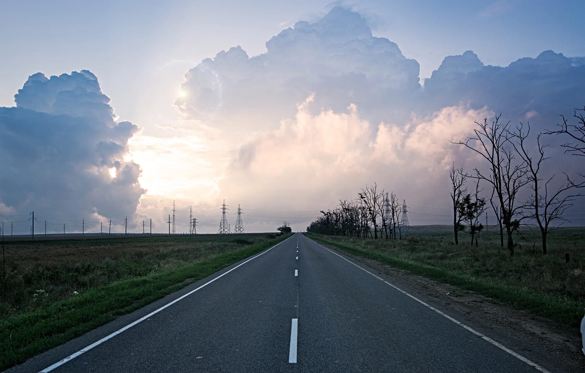 Lane road. Дорога к небу. Дорога в Горизонт. Прямая дорога. Дорога уходящая вдаль.