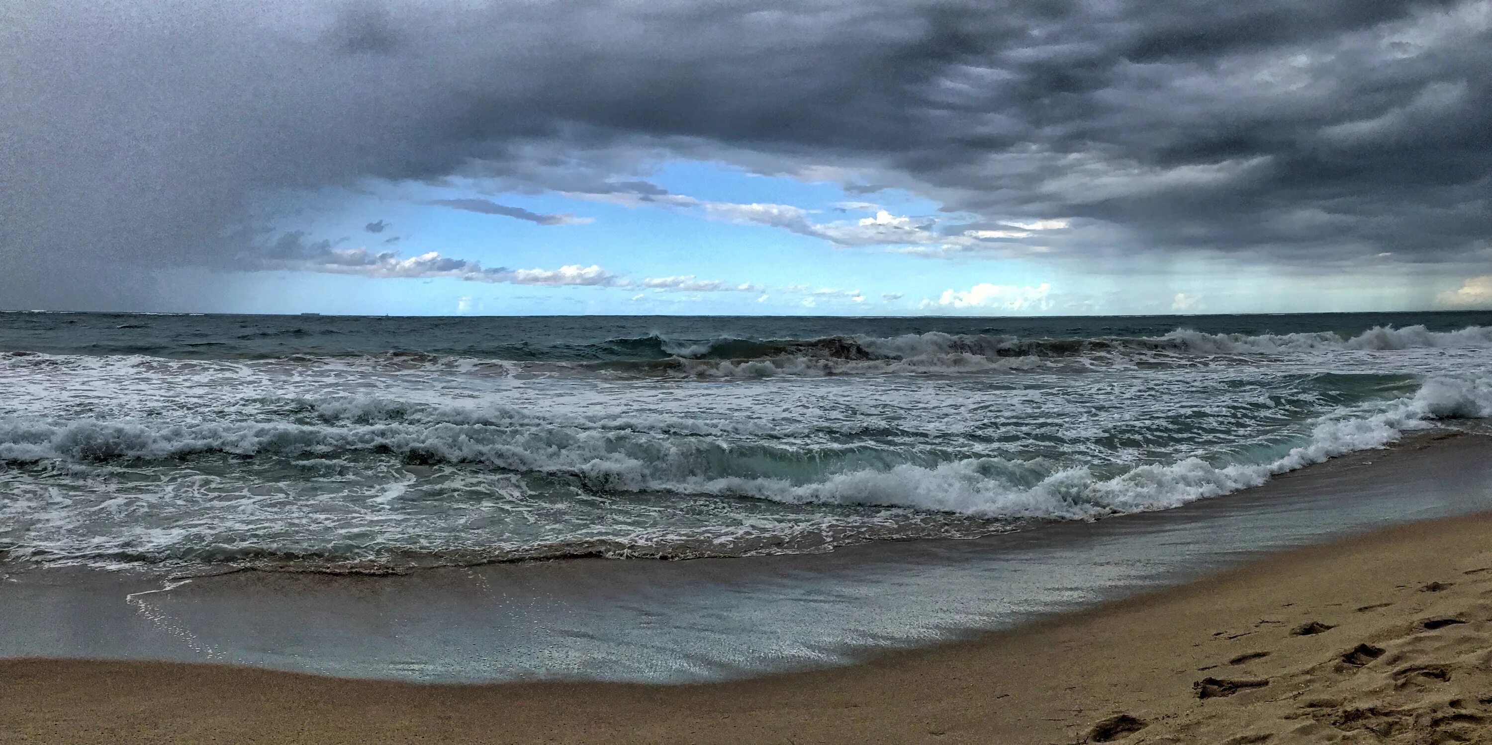 Rain beach. Дождь на море. Пасмурный берег моря. Море пляж дождь. Берег моря в дождь.