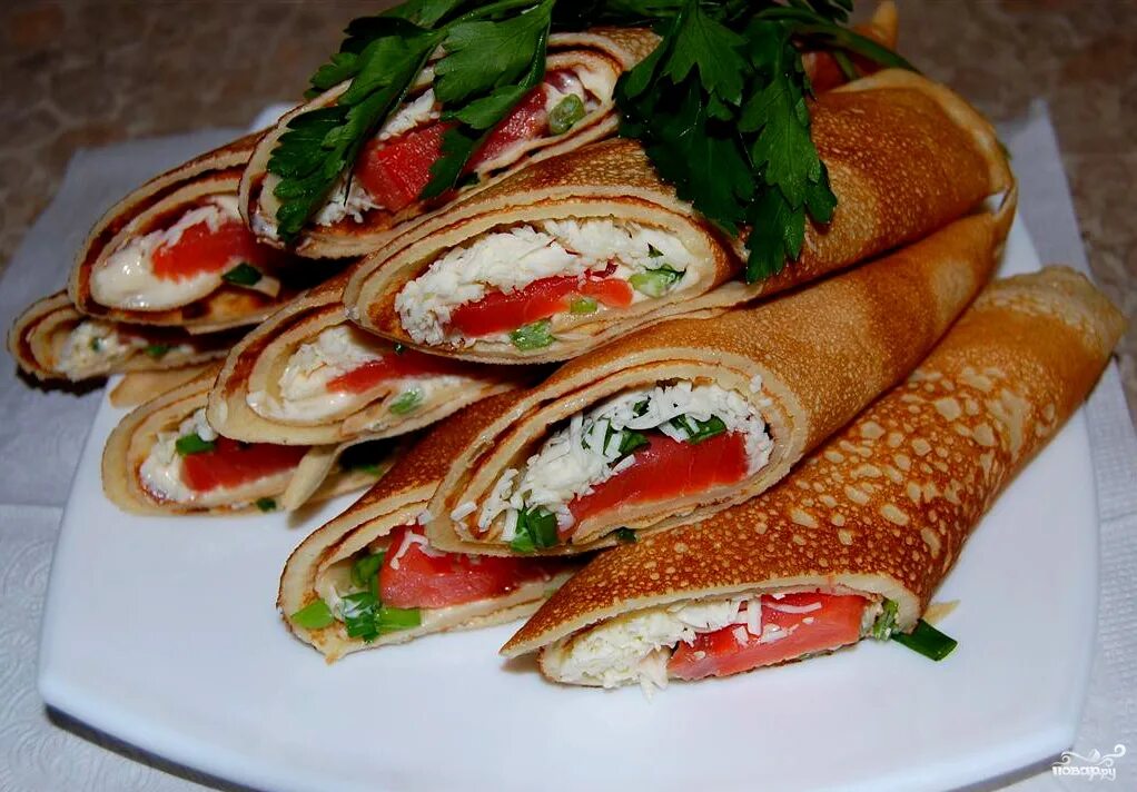 закуска из блинов. блинные мешочки с начинкой. печёночные рулетики с начинкой. закуска из блинов на праздничный. закуска с блинами на праздничный стол.