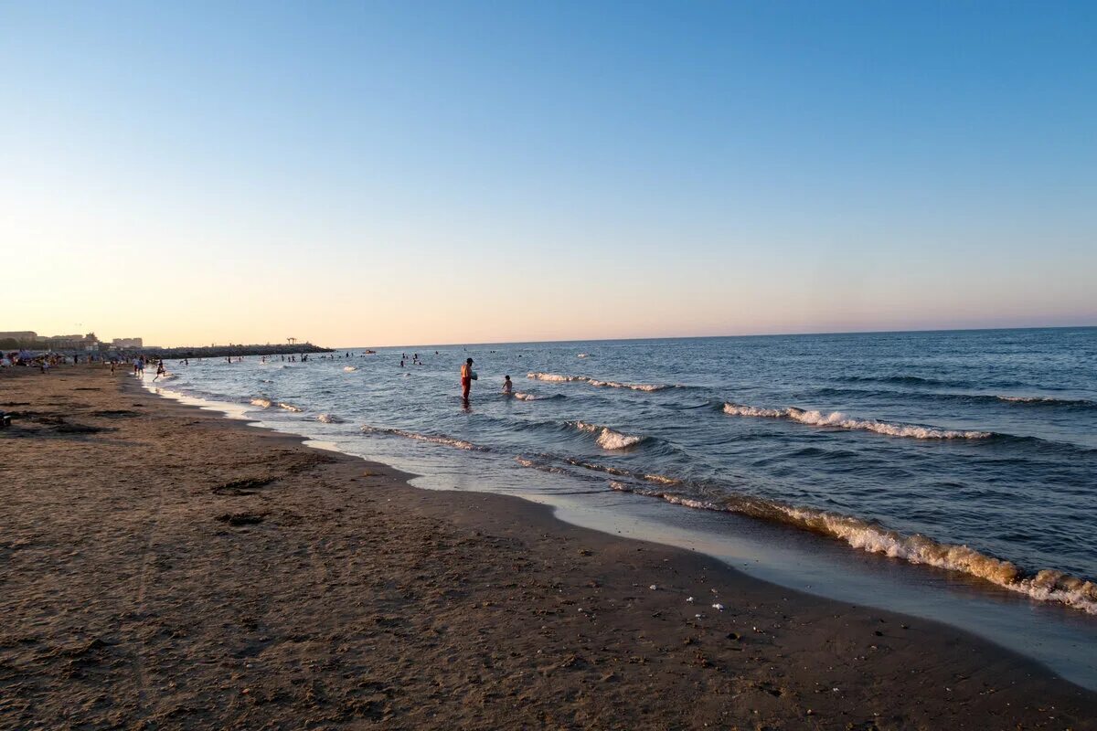 Курорты каспийского моря в россии цены. Крайновка Каспийское море. Дагестан Махачкала Каспийское море. Каспийское море в Каспийске Дагестан. Каспийское море берег Крайновка.