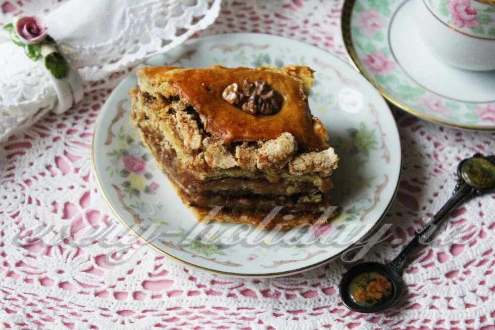 Сочинский пирог с грецкими орехами. Сочинский пирог ореховый. Пирог с грецкими орехами. Сочинский пирог с орехами с изюмом. Пахлава бакинская.