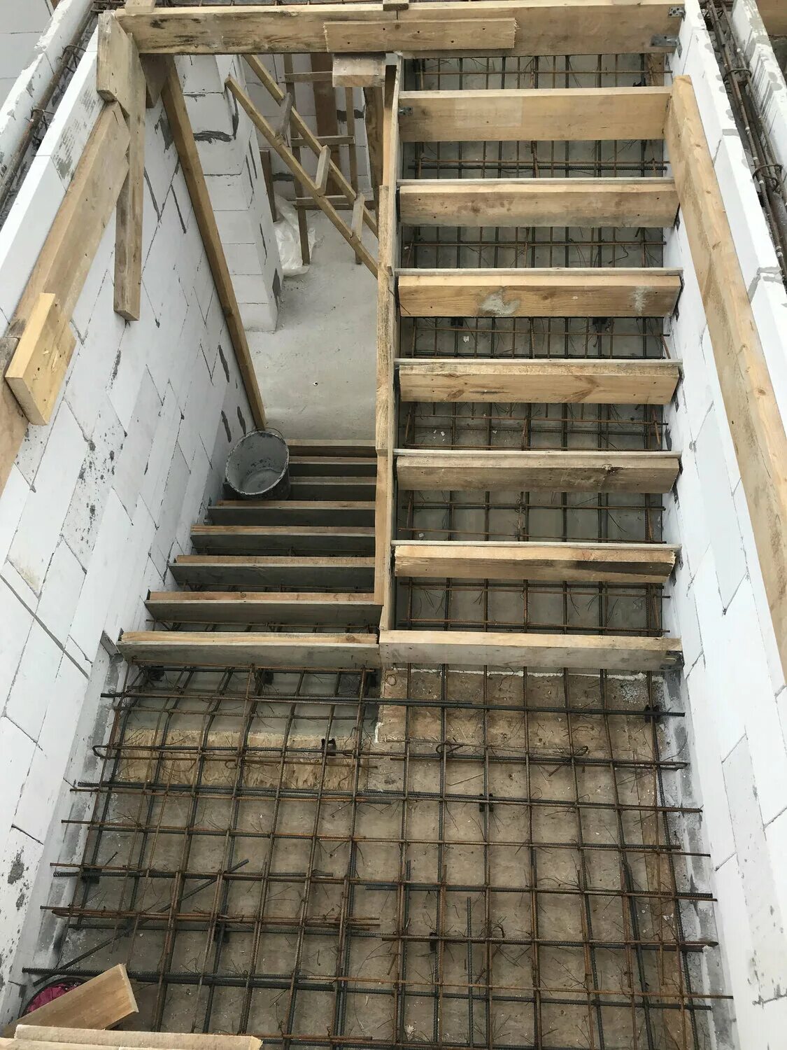 Армирование лестницы фото Pin de L'estampe architecture em technique Construção de casas, Escadas de concr