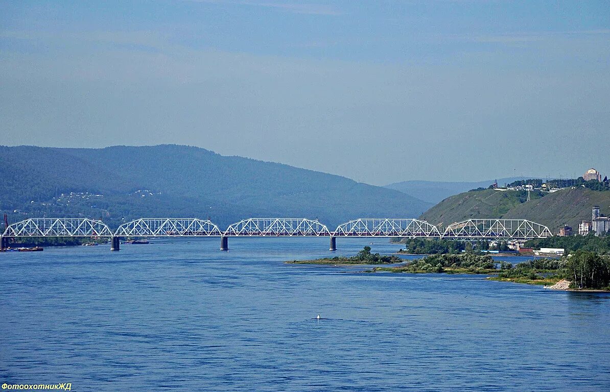 Мост через енисей на транспортном обходе красноярска. Коммунальный мост через енисей в красноярске. Мост через реку енисей в красноярске. Река енисей красноярск. Мост через реку енисей.