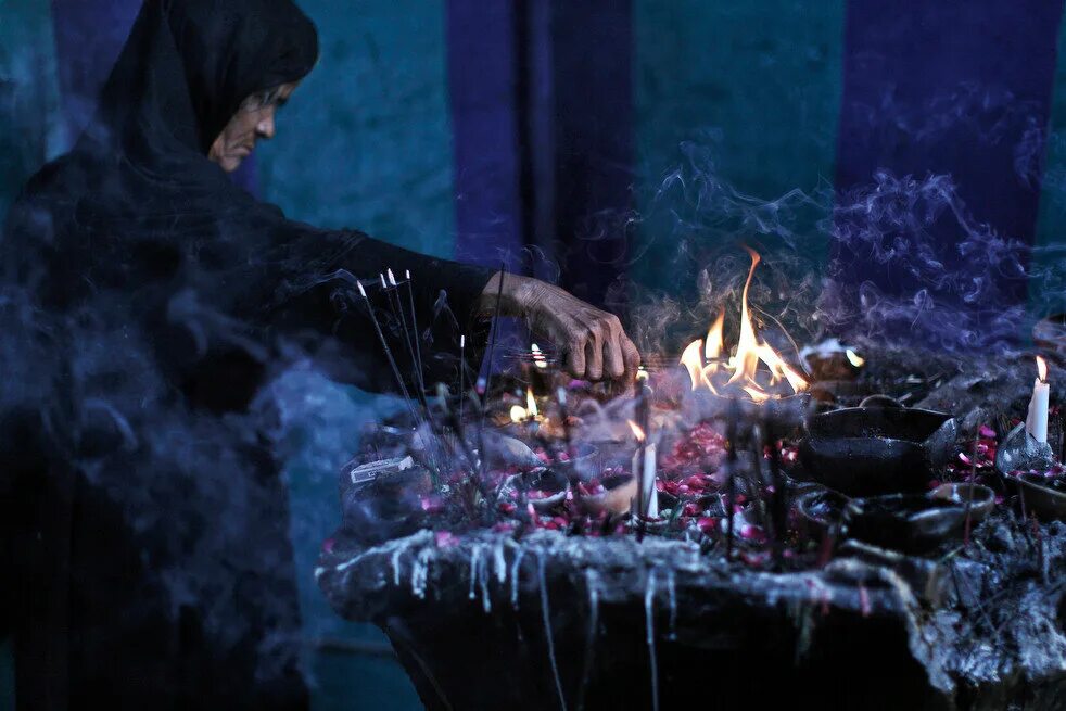 Ведьма порчи. Свечи ведьмы. Магия ведьмы. Приворот. Ведьма порчи.