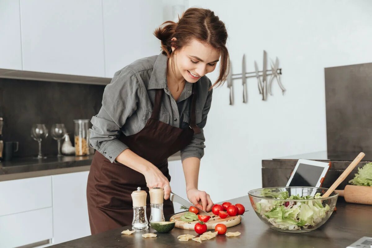 Женщина на кухне. Готовка на кухне. Девушка готовит. Женщина готовит на кухне.