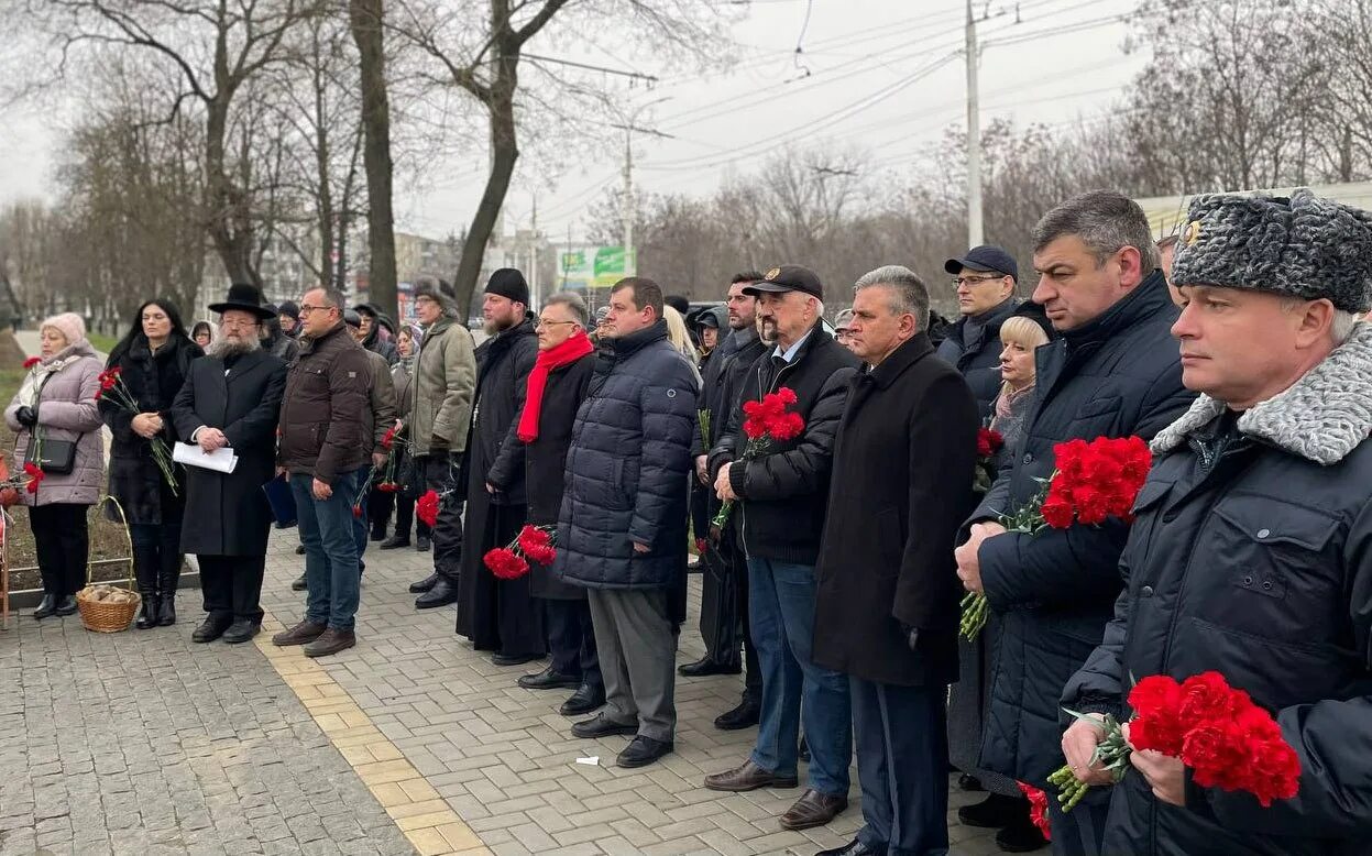 Митинг жертвам холокоста. Памятник жертвам холокоста в тирасполе. демонстрация протеста. холокост пмр. открытие памятника жертвам холокоста ленточка.