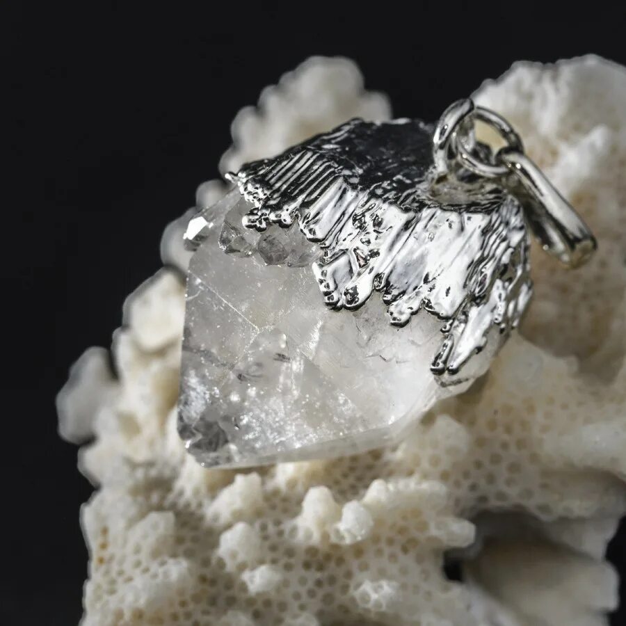 Камень горный хрусталь. Горный хрусталь. Горный хрусталь совместимость. Горный хрусталь совместимость. Изделия из горного хрусталя.