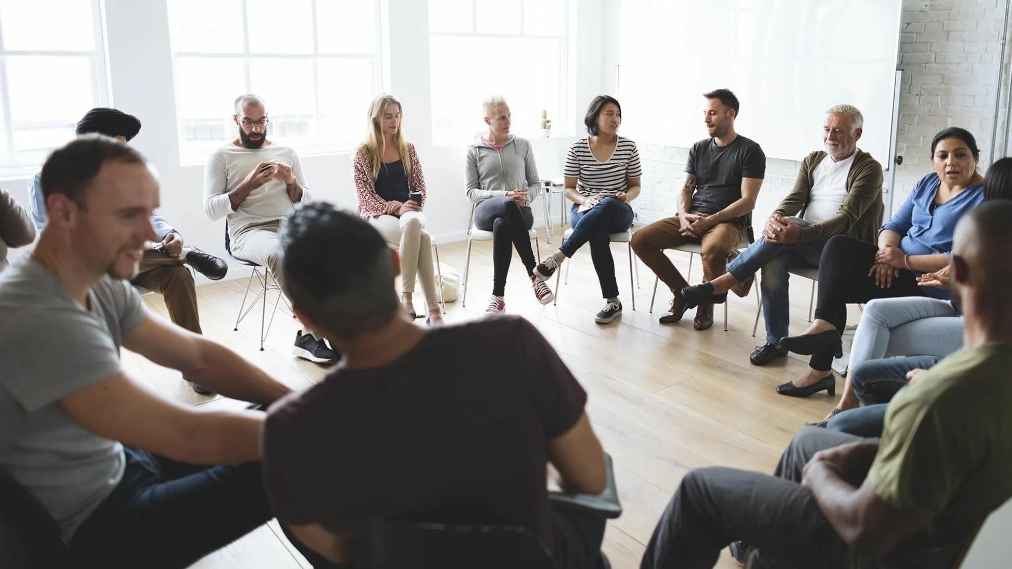 Группа анонимных. Собрание клуба анонимных алкоголиков. Кружок анонимных алкоголиков. Собрание анонимных алкоголиков. Группа анонимных алкоголиков.