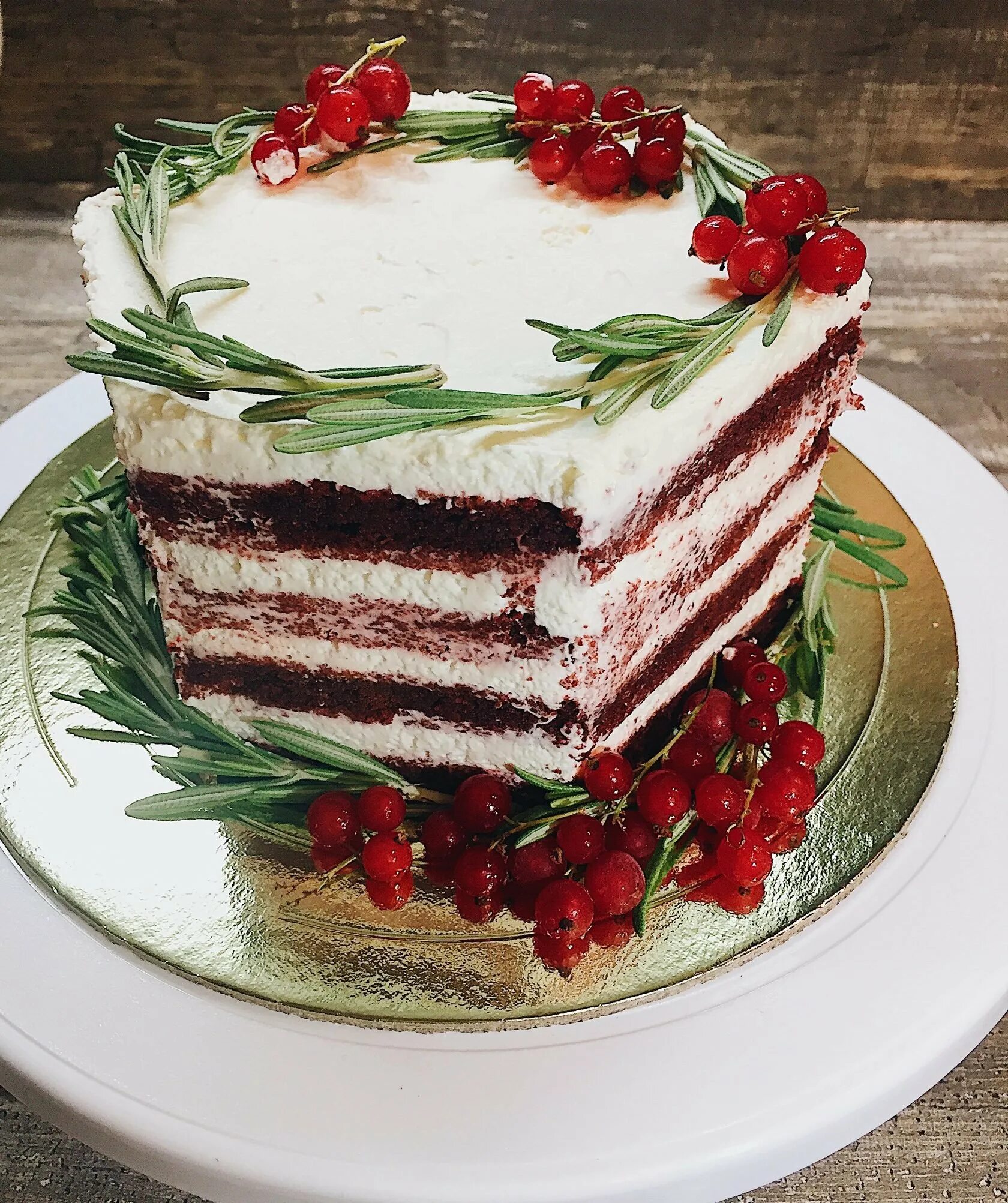 рулет рождественское полено. новогоднее украшение капкейков. торт на новый год начинка. пряный торт. торт красный бархат на новый год.