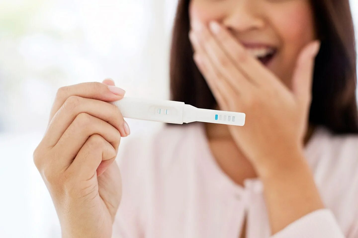 Две полоски живот болит. Тест на беременность pregnancy test. тестна бнереаменншость. женщина с тестом на беременность. 2 полоски.