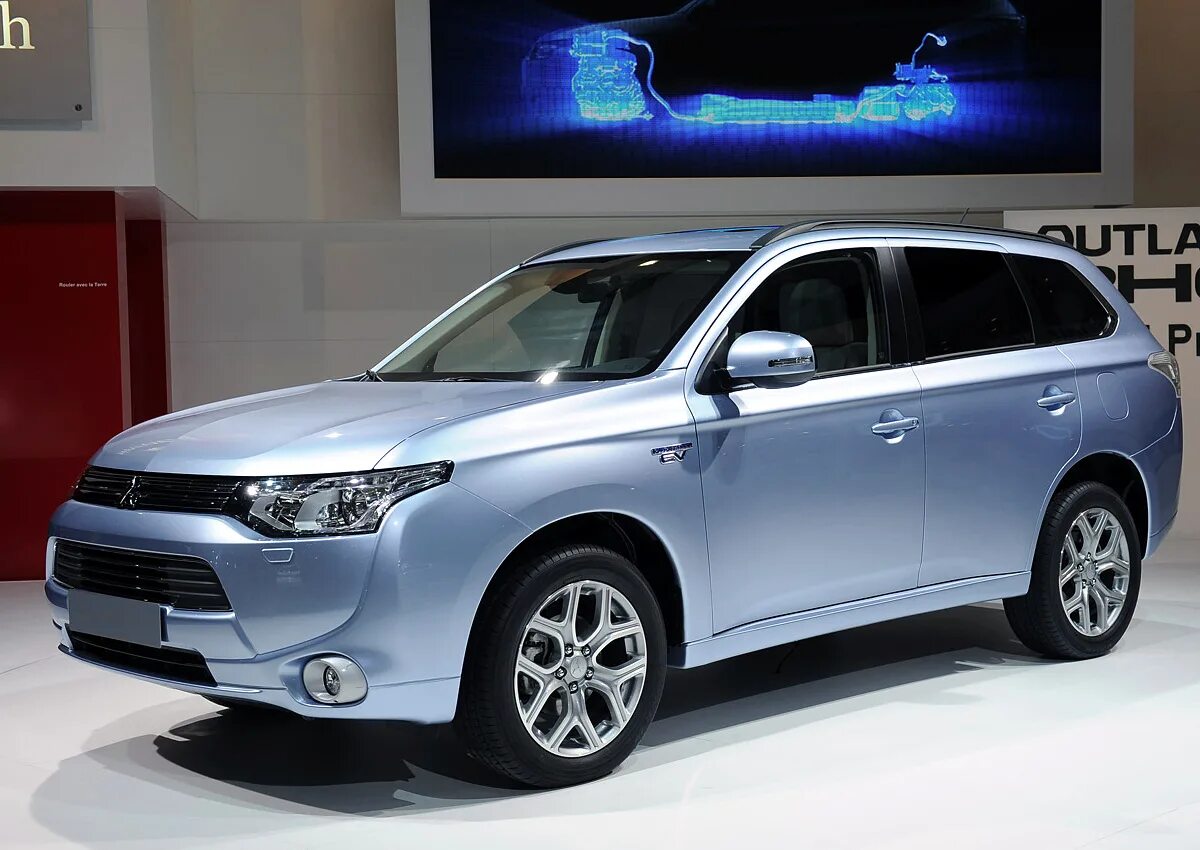 Mitsubishi гибрид. Аутлендер PHEV 2014. Mitsubishi Outlander Hybrid 2013. Mitsubishi Outlander PHEV. Мицубиси Аутлендер PHEV.