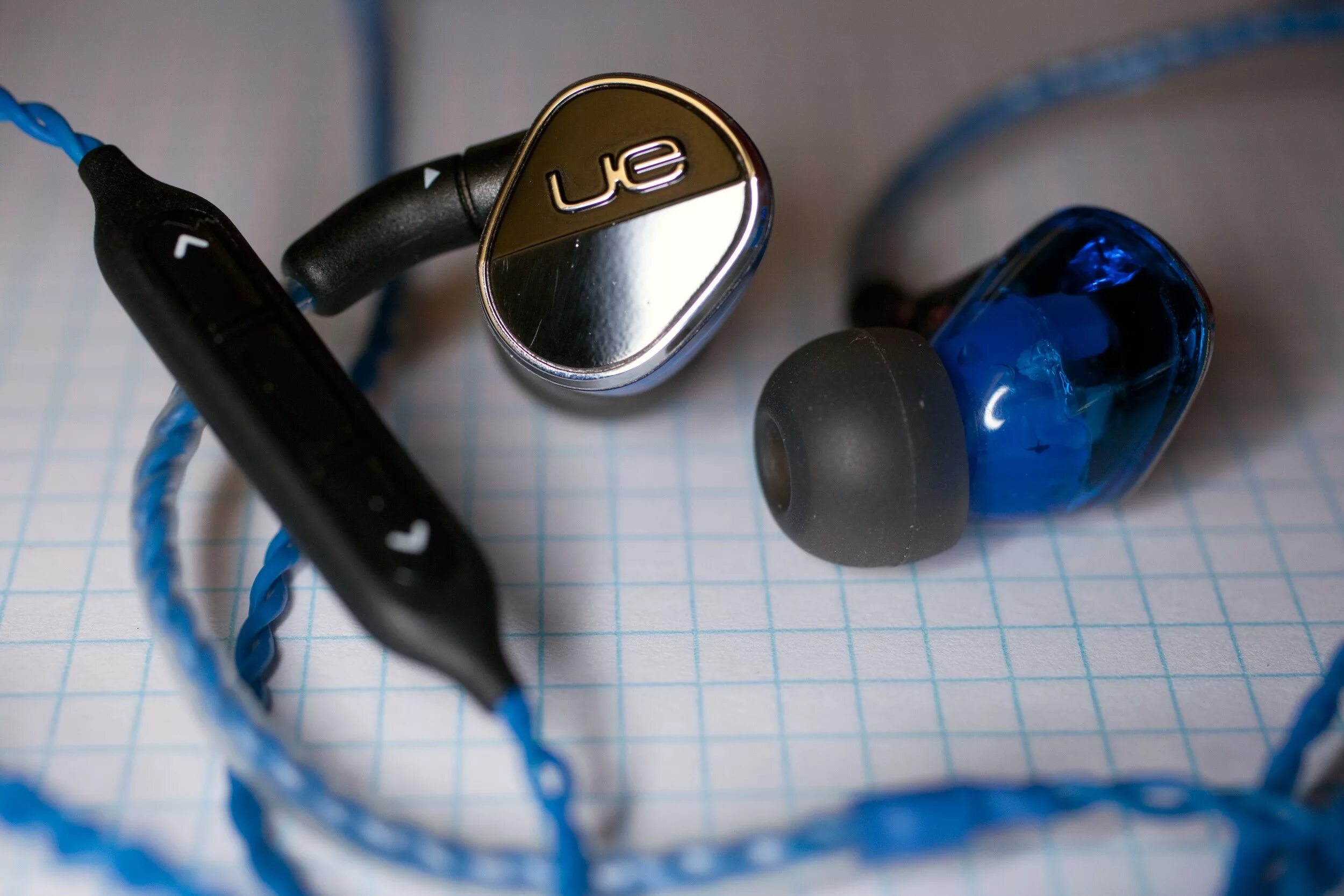 Почему наушник отключается сам по себе. Ultimate ears 900s. ultimate ears наушники. логитек 900 наушники. ultimate ears мониторы.