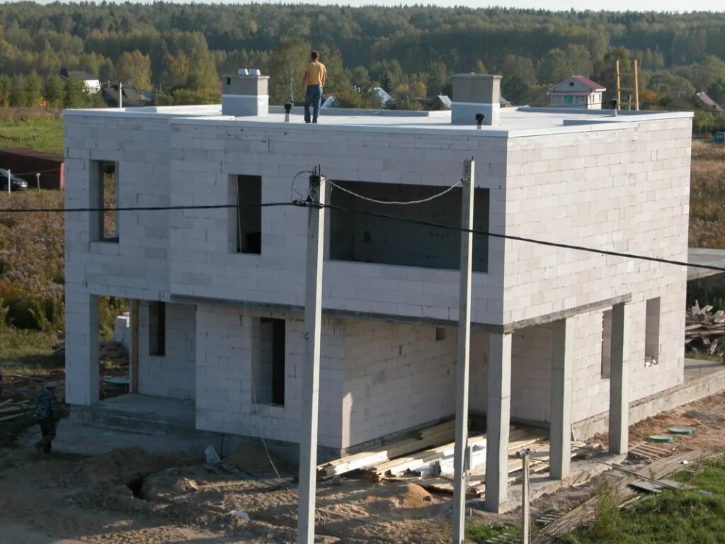 Вентиляционный канал в доме из газобетона. Вентканалы в стене из газобетона. Вентканалы в стене из газобетона. Дом с газоблока. Кирпичный вентиляционный канал.