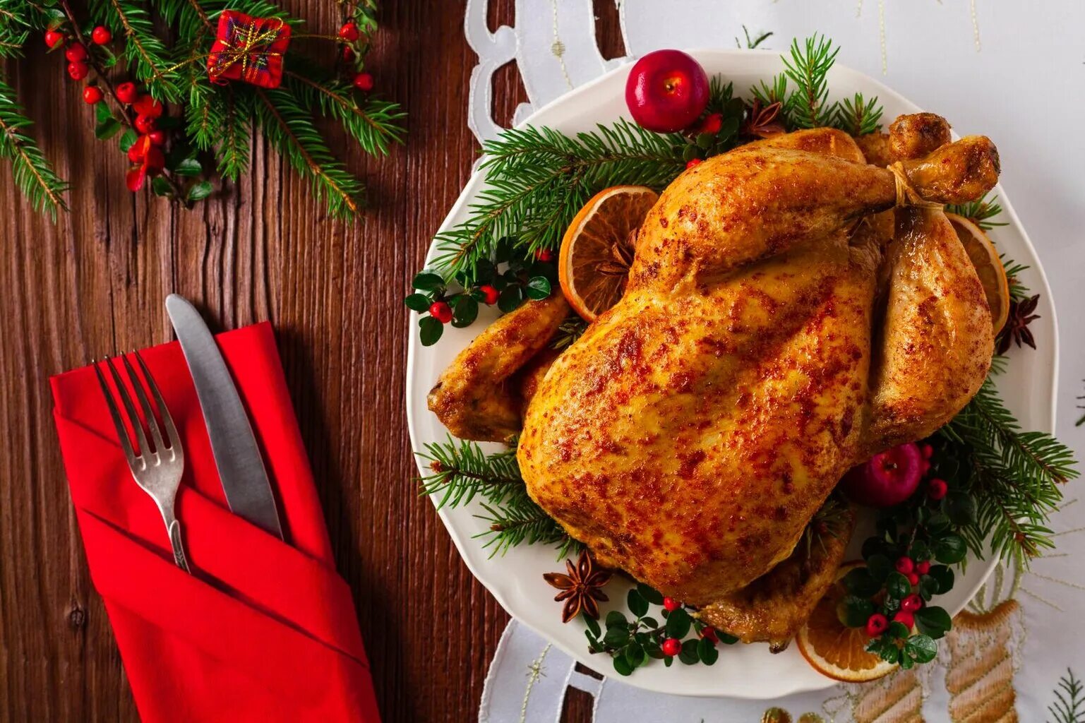Праздничная курица фото. . рождественская индейка (christmas turkey) ингредиенты. запеченная индейка на рождество. новогодняя курица. горячие блюда на новый год.
