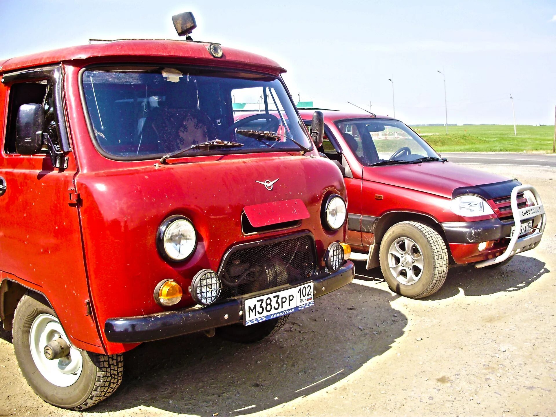 Уаз 2206 красный. Уаз буханка бело-вишневая. Уаз буханка красная. Уаз буханка красно белая. Буханка красного.