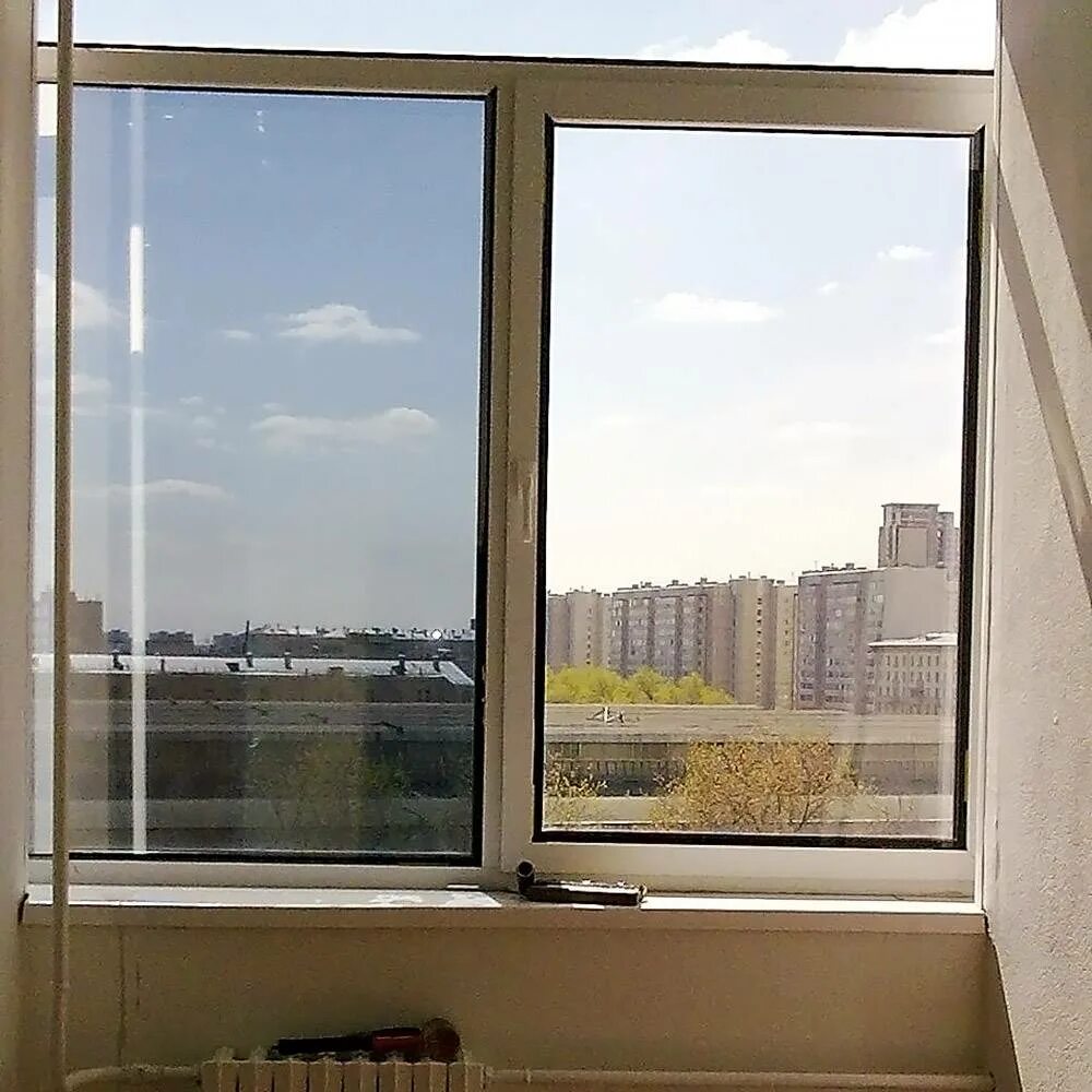 Солнцезащитная пленка на окна в квартире. Пленка солнцезащитная зеркальная для окон - 60x230-300 см. Тонированные окна. Окна затемненные пластиковые. Тонированные пластиковые окна.