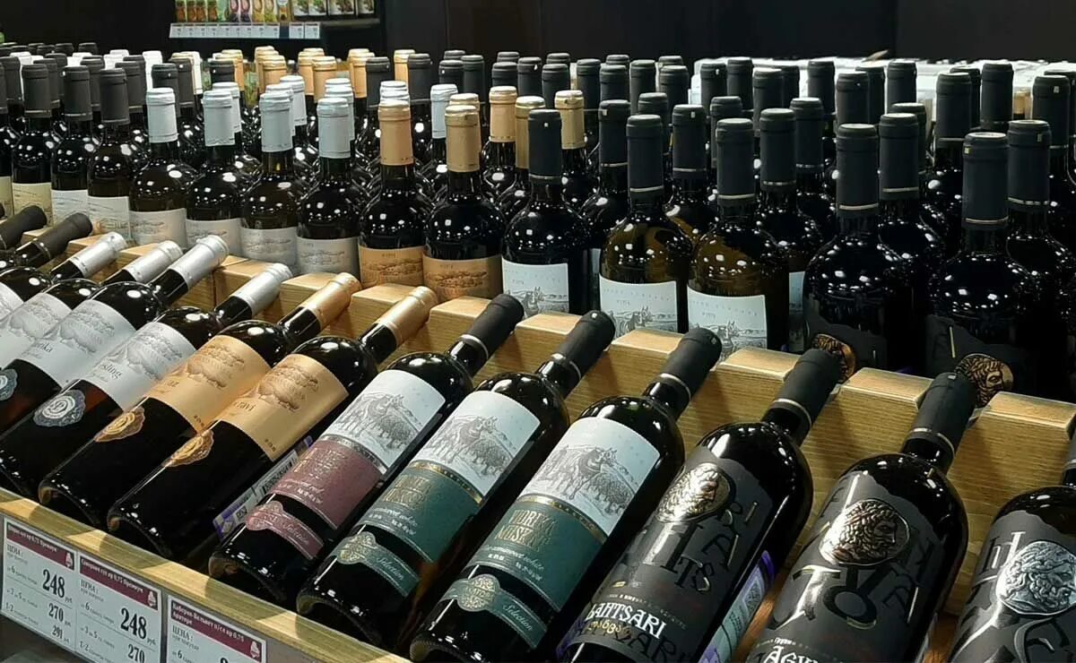 Кубанские вина краснодар. Винный магазин тамань. Магазин алкогольной продукции в анапе долина. Армянский винный магазин. Фирменный магазин шато тамань.