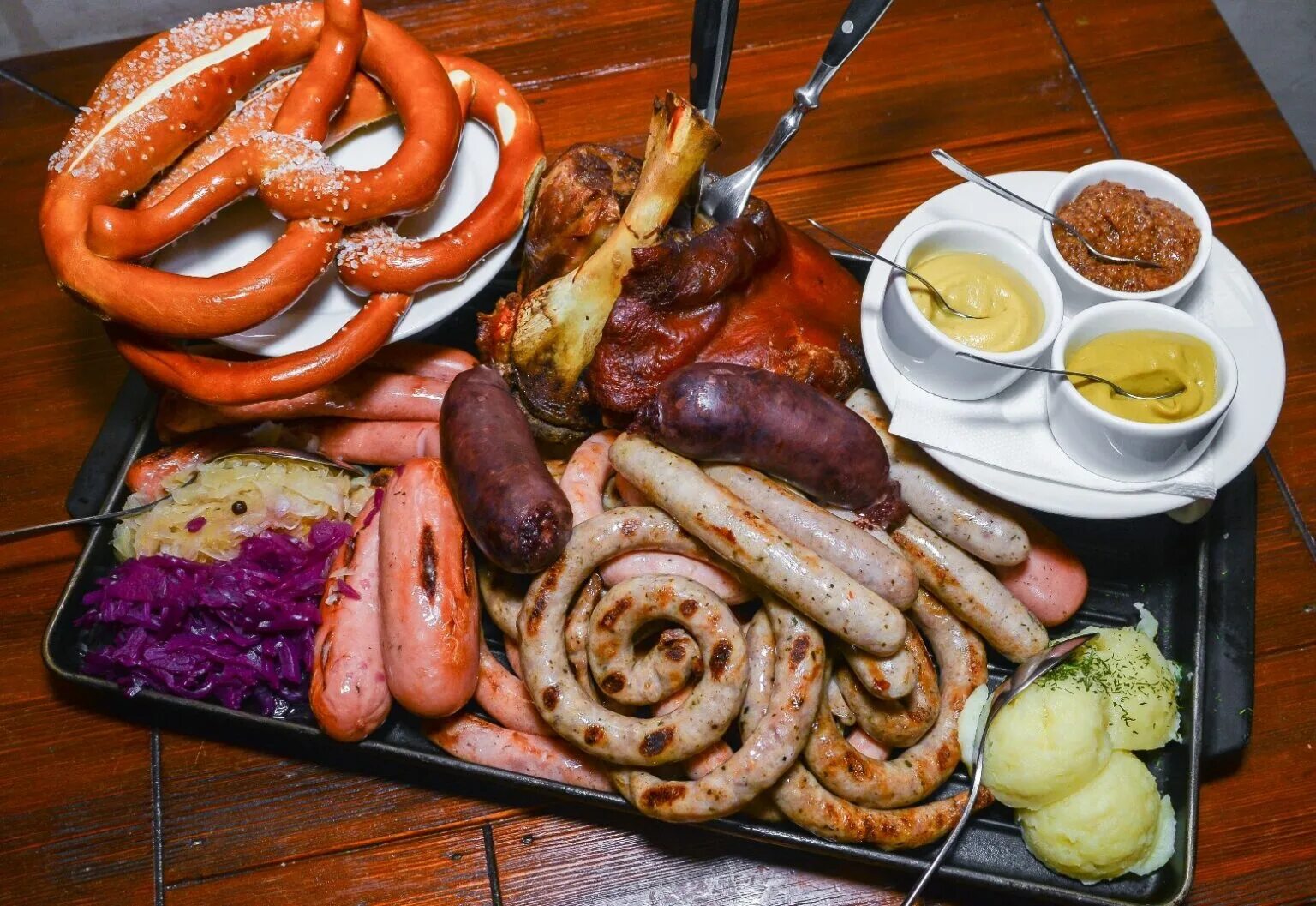 Немецкая кухня национальные. Национальная немецкая еда. Баварские сосиски октоберфест. Немецкая кухня национальные. Немецкая кухня.
