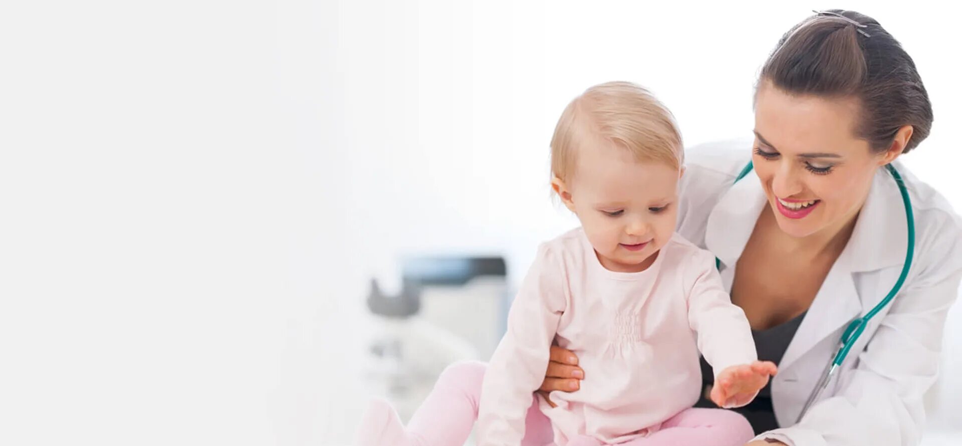 Выезд на дом врача педиатра. Бесплатная консультация врача педиатра. Врач с телефоном. Вызов педиатра на дом. Online консультация.