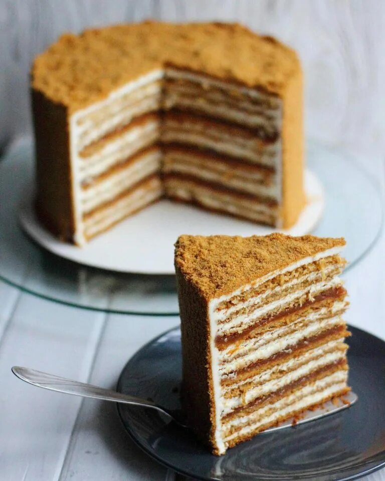 Медовый торт с шоколадным кремом. Медовик маруся манько. торт медовик маруся манько. шоколадный медовик маруся манько. медовик с карамелью.