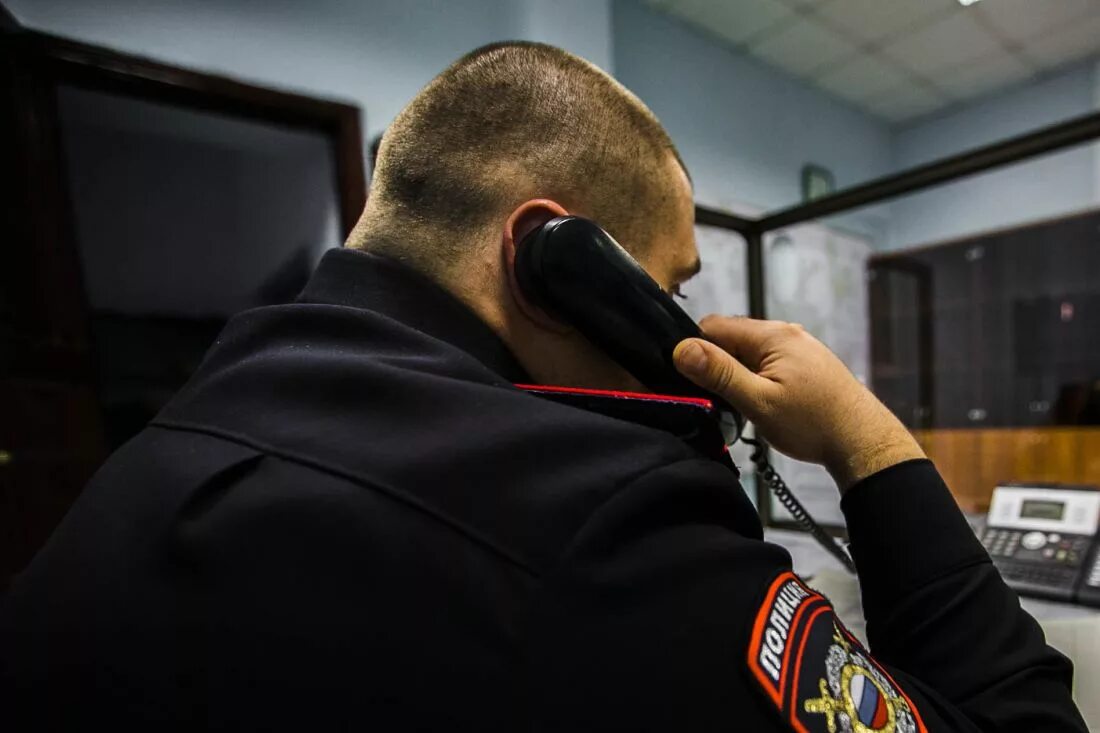 Анонимно позвонить в полицию. Полицейский с телефоном. Звонок в полицию. Звоню в полицию. Вызов полиции.