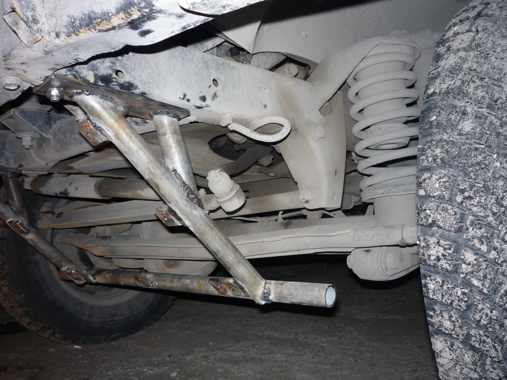 Продольные тяги уаз хантер. Тяга уаз хантер. Тяга поперечная уаз фермер. Продольные тяги передней подвески уаз хантер. Тяга панара уаз хантер.