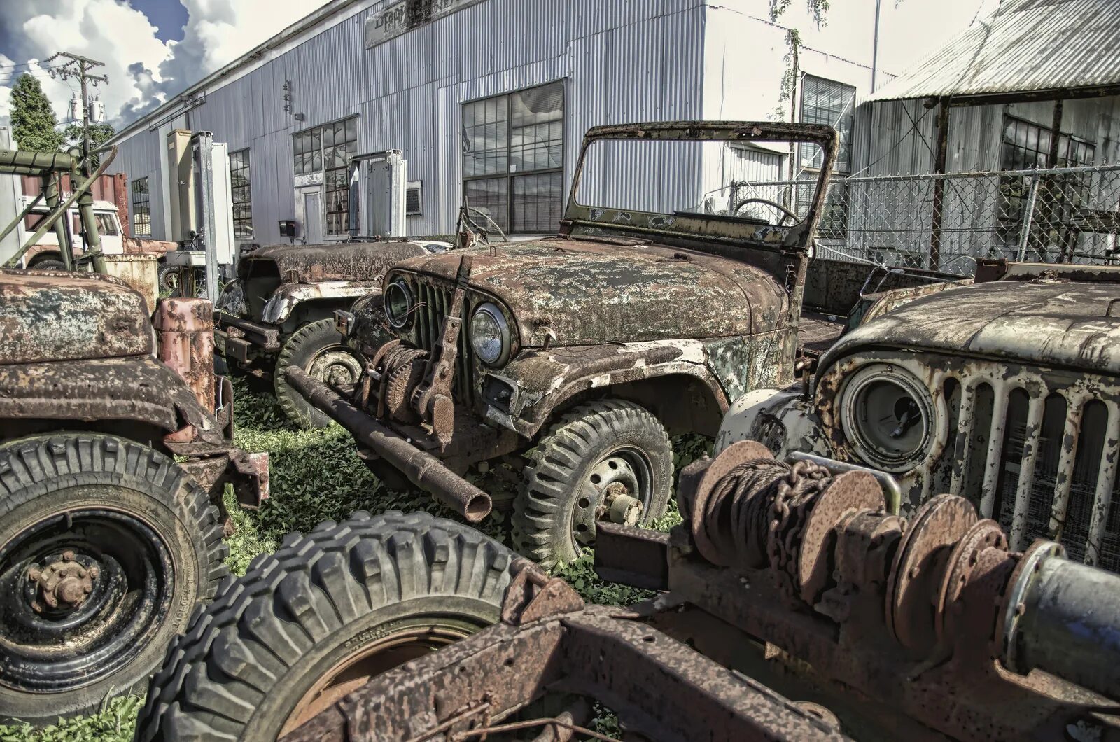 Военная техника после войны. Willys Jeep Ржавый. Брошенная техника второй мировой войны. Заброшенная Военная техника. Заброшенная Военная машина.