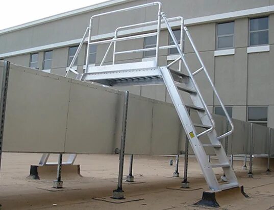 00. 451. Ступени обслуживания. Лестница с площадкой (лестница для обслуживания апг/эл. Металлическая площадка.