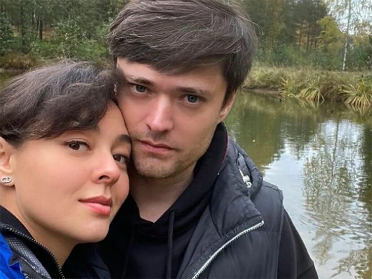 Камеди клаб марина кравец гарик харламов. Втроем кравец. Втроем кравец. Марина кравец с дочкой. Марина кравец 2019 камеди клаб.