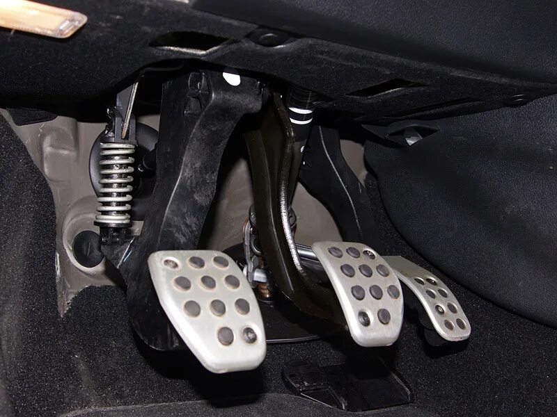 Провалилось сцепление. Педали ваз 2107. Пружина педали сцепления пежо 301. Шток педали сцепления 2106. Ваз 2115 педаль сцепления провалилась в пол.