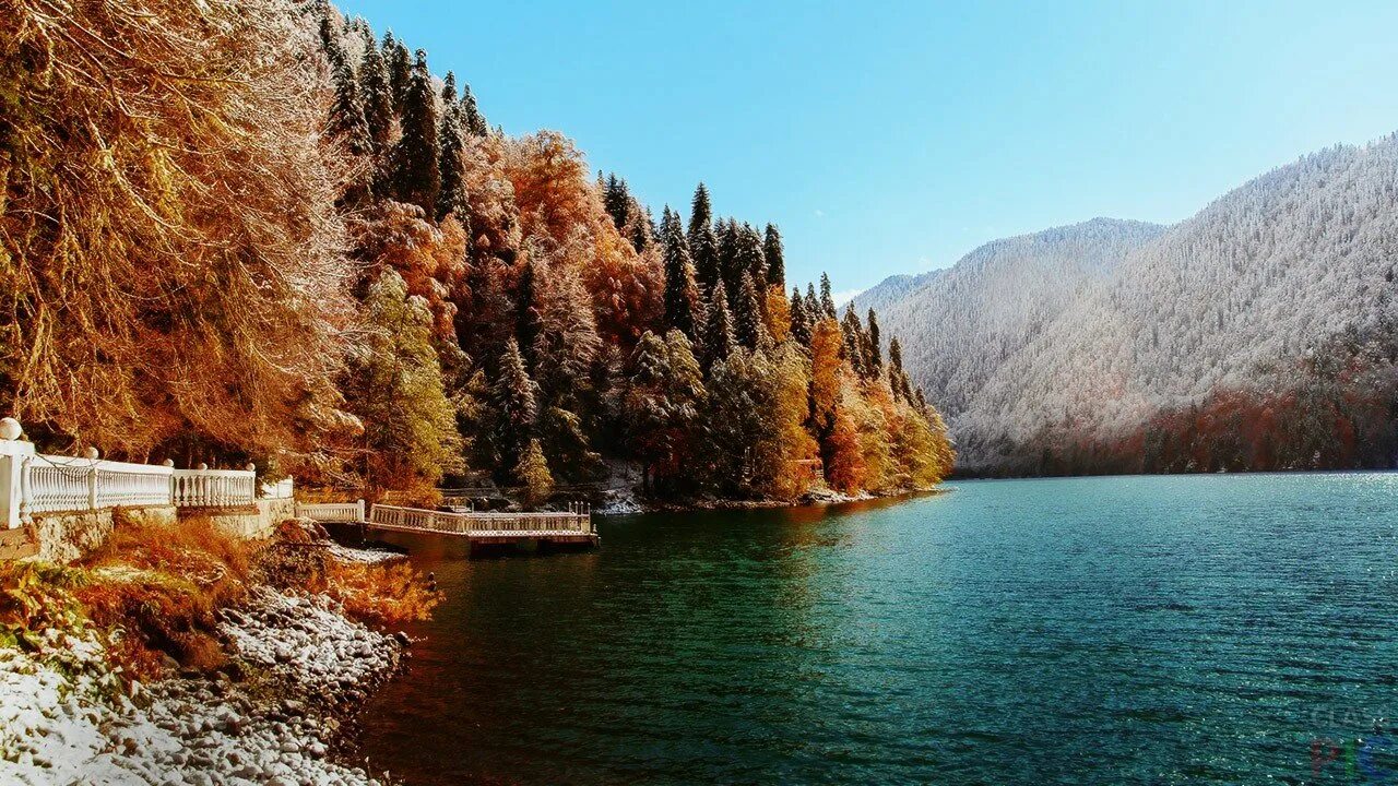 Новый афон рица. Озеро Рица Абхазия осенью. Озеро Рица Абхазия в октябре. Озеро Рица Абхазия осенье. Осенняя Абхазия Рица.