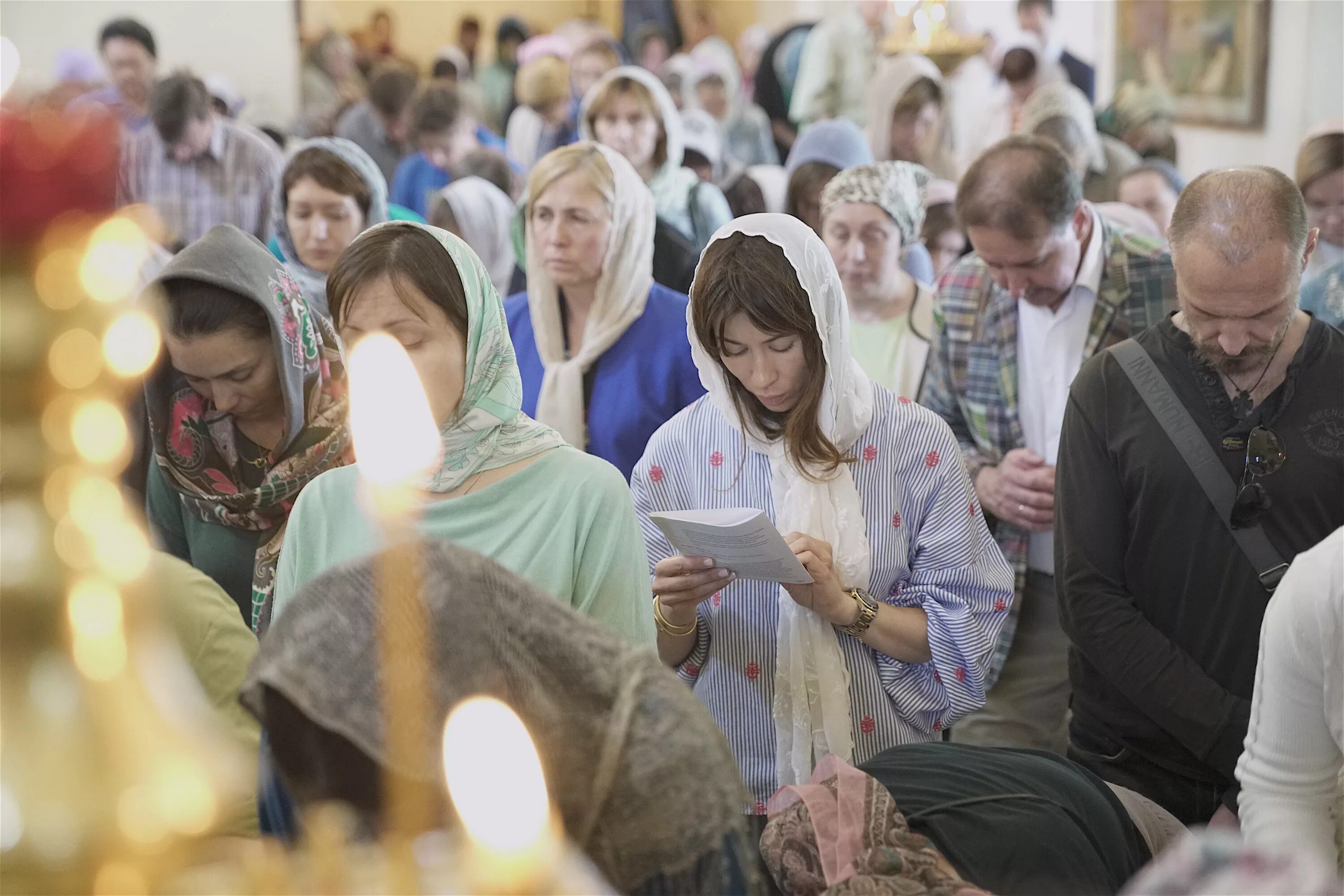 Люди в храме. Молитва перед входом в храм православный. Неусыпаемая псалтирь в монастырях. Молитва на вход в храм. Человек молится в храме.
