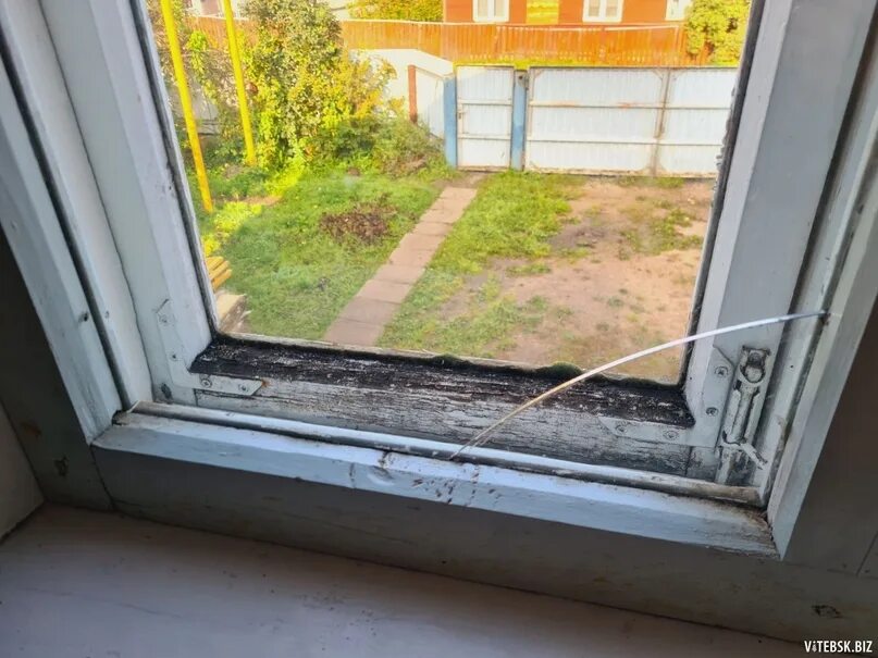 Стройка шумит под окном. Плачут окна пластиковые. Частный дом плачут окна. Частный дом плачут окна. Частный дом плачут окна.