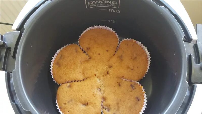 Овсянка в мультиварке поларис 0517. Формочки в мультиварке. Формочки для кексов для мультиварки. Тефлоновая бумага для выпечки. Куличи в мультиварке в бумажных формочках.