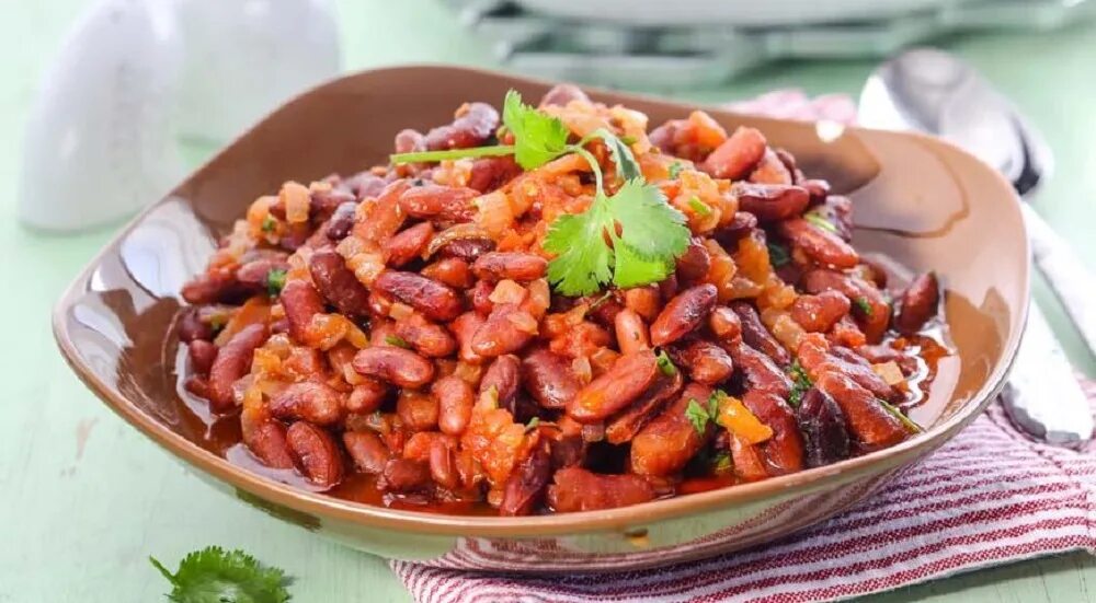 фасоль с мясом тушеная. фисинджан из лобио. лобио имерули. лобио с красной фасолью. фасолевое рагу.