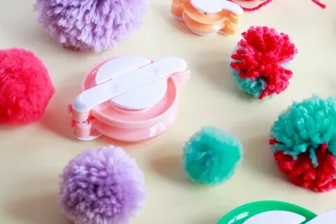 Kali ini aku bakal nyoba REVIEW POMPOM MAKER + TIPS MEMBUAT PUFFY POMPOM. 