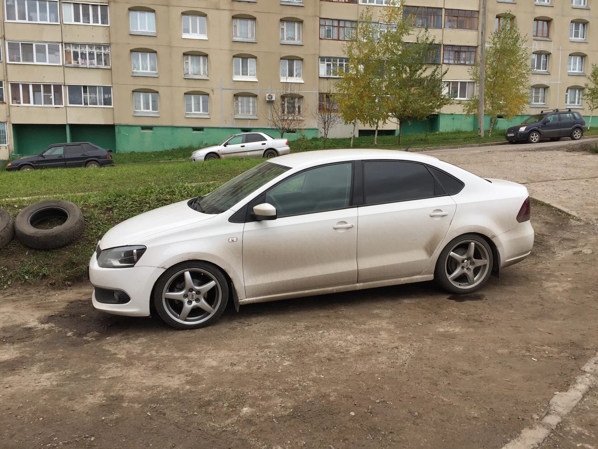 Поло седан r17 ротор. Фольксваген поло r17. Polo sedan +Скад r17. VW Polo sedan r17.