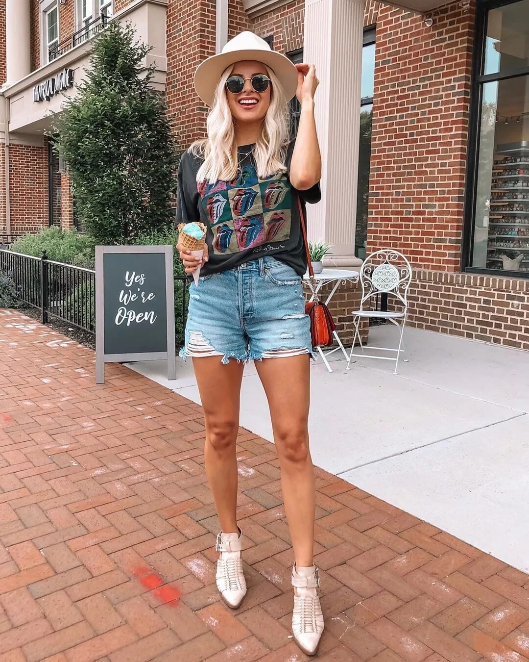 шляпа с шортами. с чем носить джинсовые шорты. с чем носить джинсовые шорты. образ с джинсовыми шортами. образ с джинсовыми шортами.