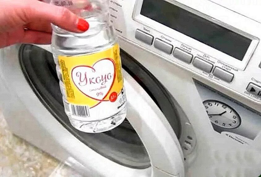 При стирке можно добавить уксус. Уксус в стиральную машину. уксус для машинки стиральной автомат. уксус в стиральную машину для очистки. уксус для стирки белья в стиральной машине.