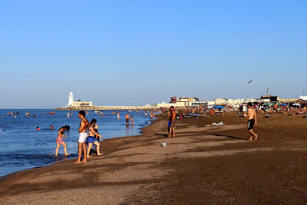 Берег Каспийского моря Баку. Каспийское море Баку пляж. Баку пляж золотые Пески. Курорты Каспийского моря Азербайджан. Курорты азербайджана на море