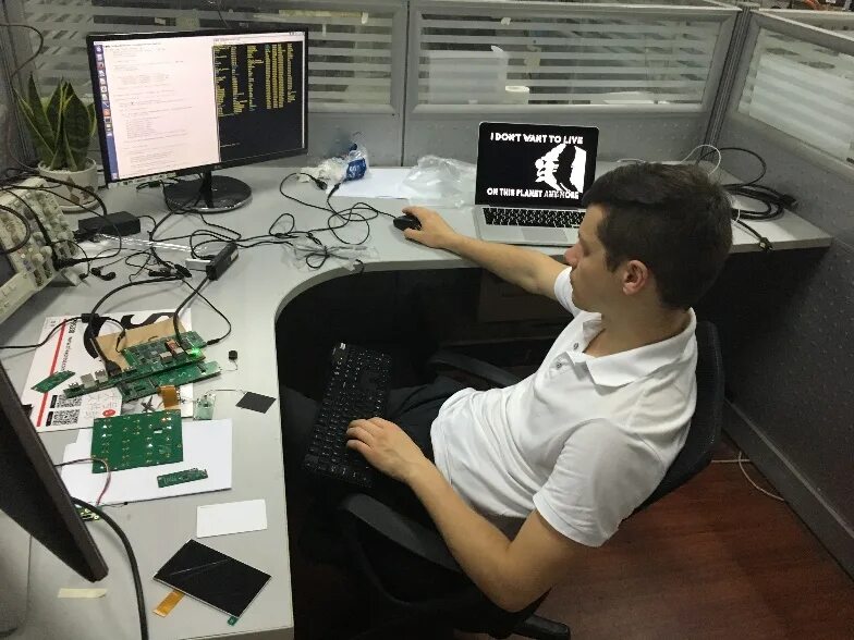 Программист про них. Программист. современные профессии программист. разработчик айтишник. специалист по программированию.