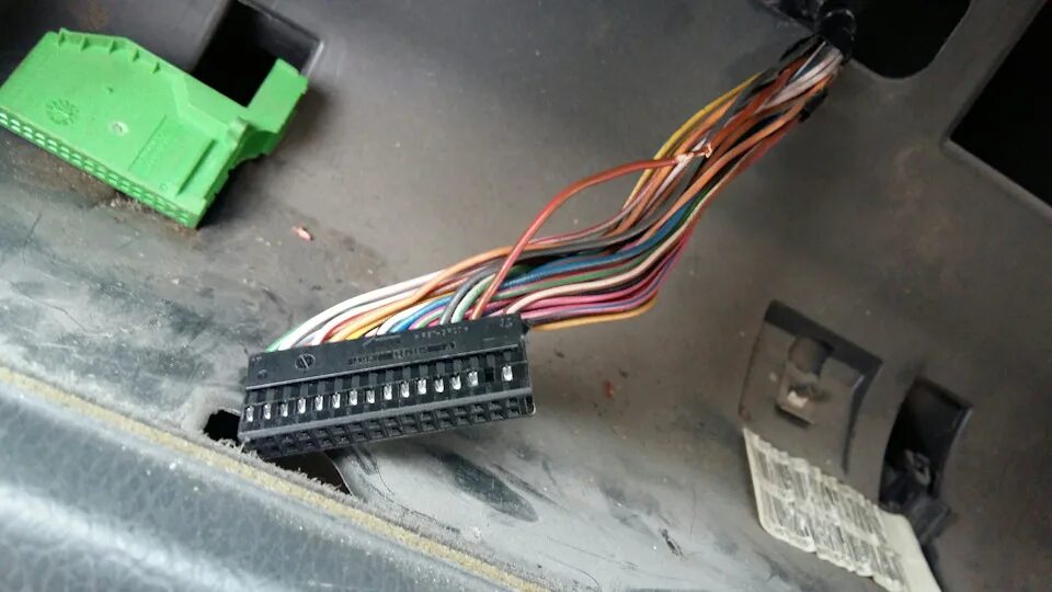 Провод тахометра приора. Tomahawk 9010 провод к тахометру. Лодка подключить тахометр 21106. Проводка на датчик скорости 2110 в салоне. Kia sportage 2 провод сигнала тахометра.