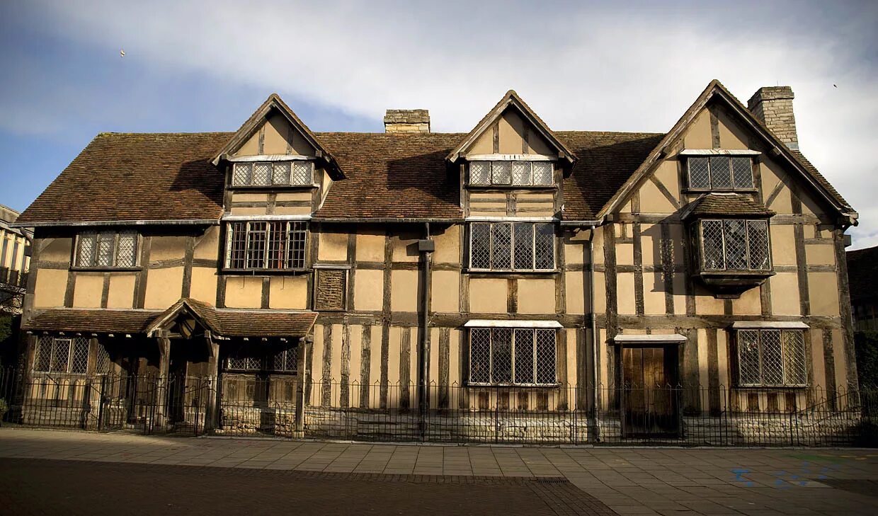 Дом где книга. Стратфорд дом Шекспира. Дом-музей Шекспира Англия. Дом Уильяма Шекспира. Стратфорд-апон-эйвон дом Шекспира.