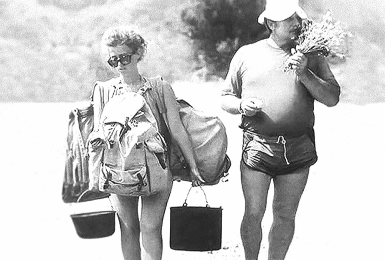 Мужик идет бабу. Женщина несет сумки. Мужчина несет сумки. Смешная баба с сумками. Мужчина и женщина с сумками.