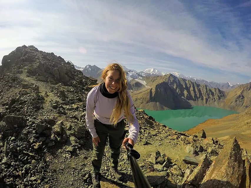Люди в горах домбай. В горах найдена девушка. Красивая девушка в горах. Мария коваль альпинистка. Девушки северного урала.