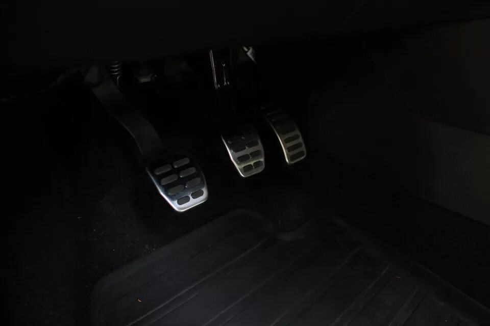 Гул при нажатии на педаль. Педали шкода йети. Skoda rapid накладки на педали. Гул при нажатии на педаль. Фиксатор педали тормоза октавия а5.