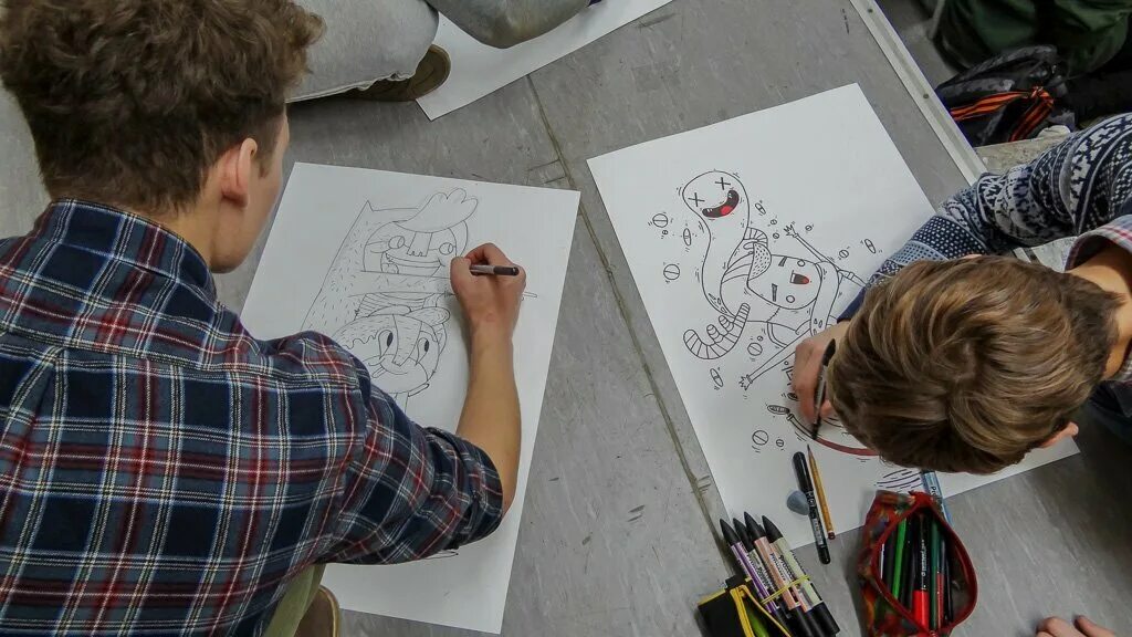 Покажи где там рисуют. Подросток рисует. Рисование для подростков. Рисование подростки. Рисовать для подростков.